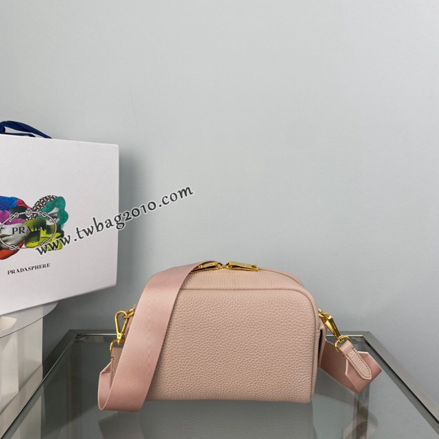 Prada專櫃新款小號雕花logo斜跨包 1BH187 普拉達小牛皮休閒肩背女包 csp1678